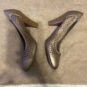 Life Stride Close toe heels